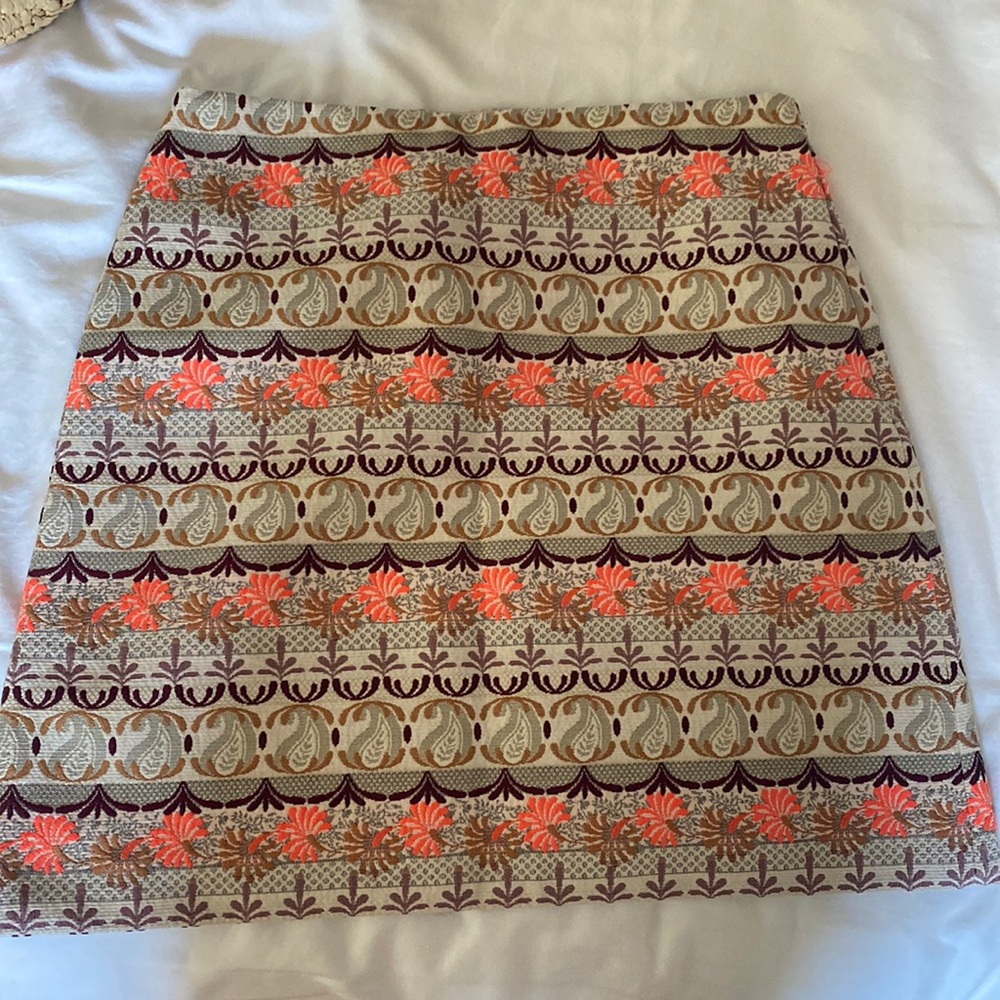 Loft skirt with side zipper closure
